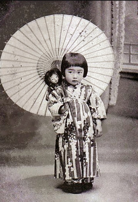Japanese girl in kimono with Ichimatsu ningyo 1920