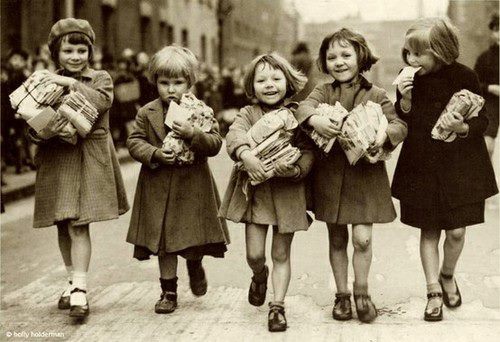 Five vintage girls shopping